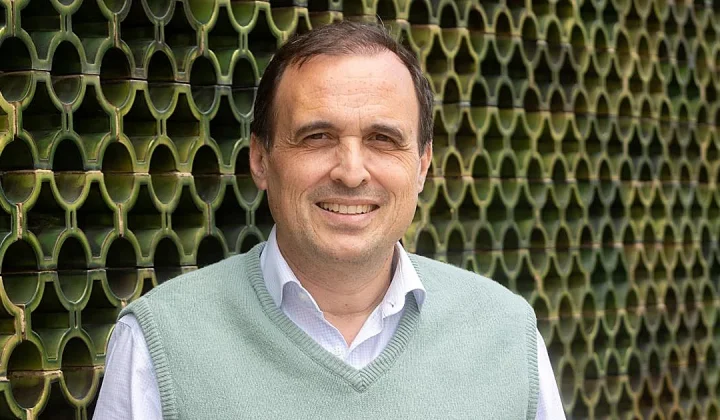 Un prestigioso cirujano español compara las reivindicaciones médicas con las jornadas de futbolistas