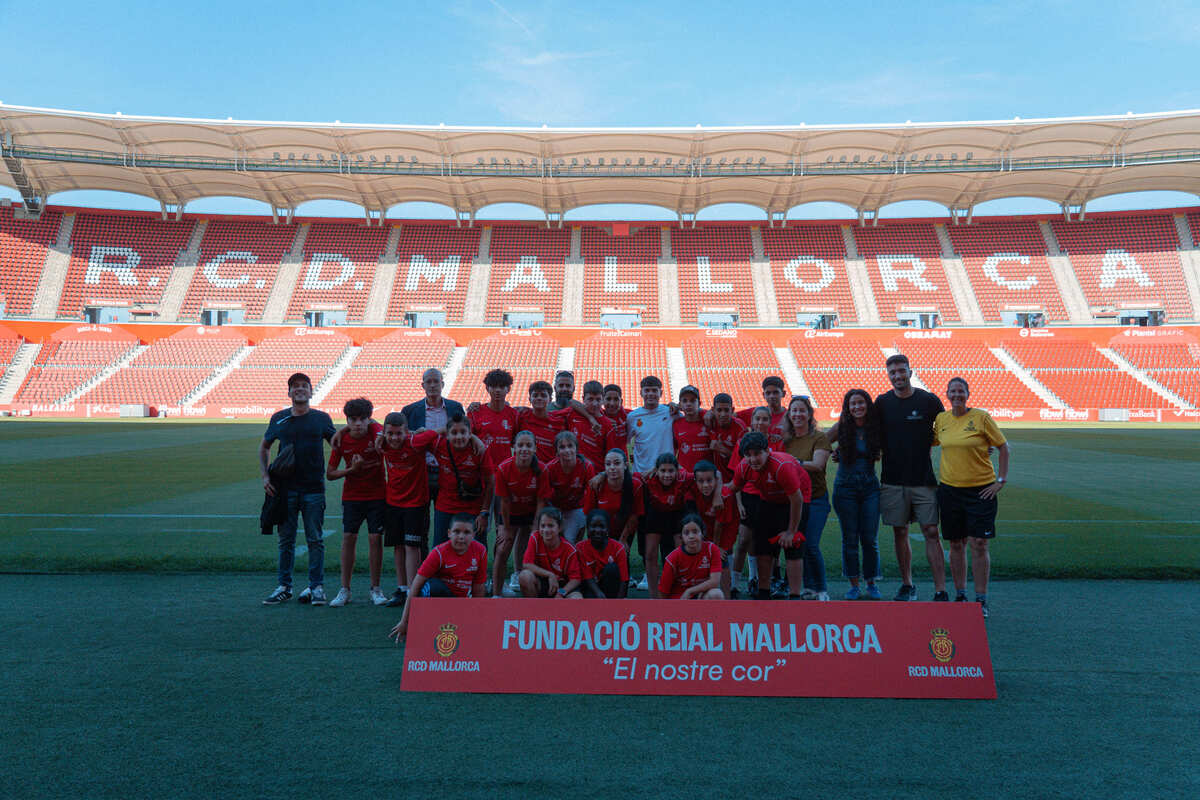 Luis Orejuela posando con jóvenes de la Fundació Reial Mallorca