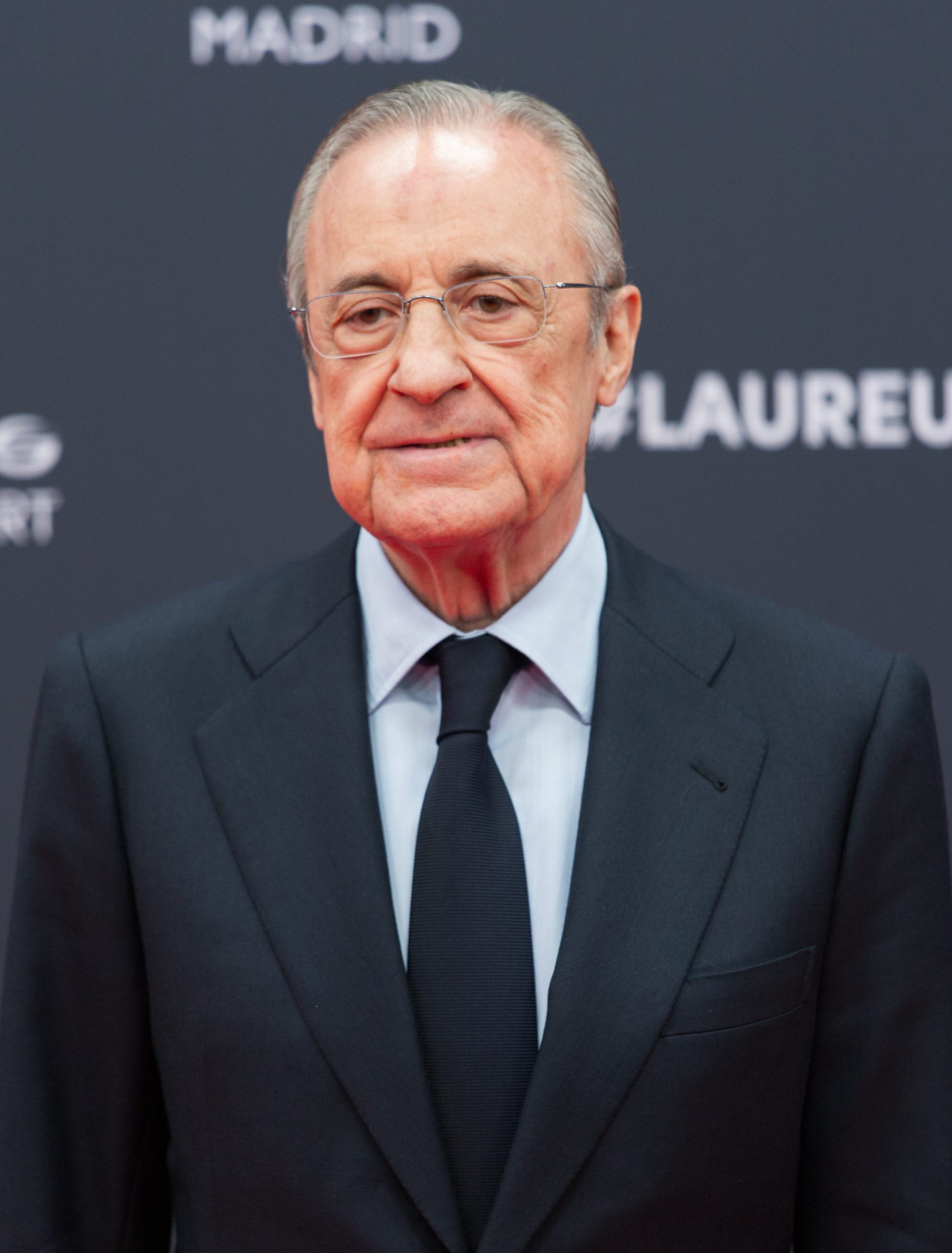 Florentino Pérez, presidente del Real Madrid, supervisando el estadio Santiago Bernabéu