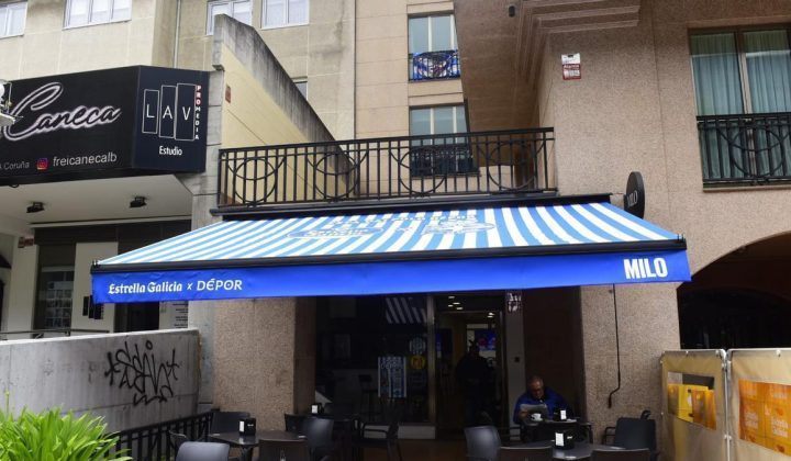 A Coruña se tiñe de blanquiazul ante la esperanza de ascenso del Deportivo