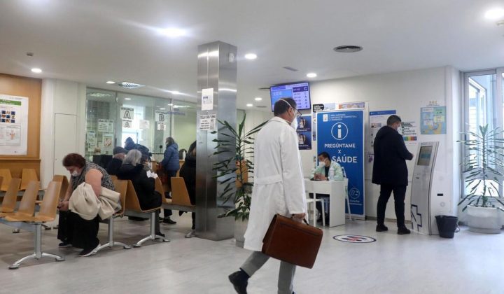 El sueldo de un médico de familia en Galicia puede alcanzar los 93.000 euros al final de su carrera