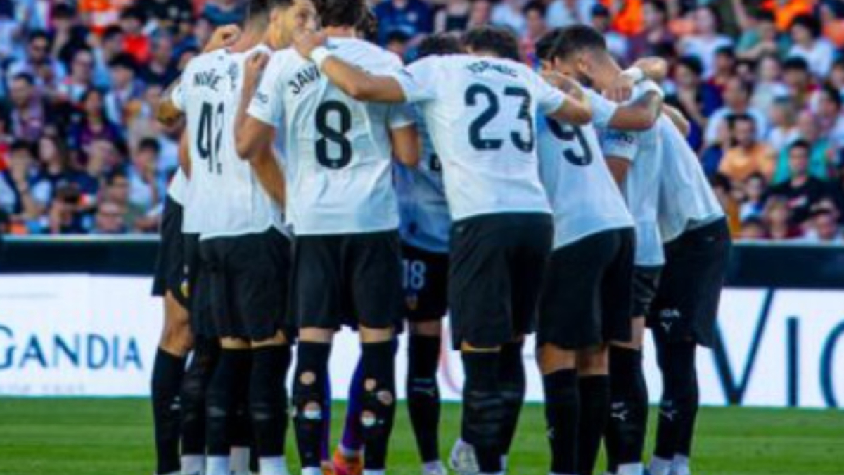 Valencia Plots Squad Overhaul: Corberán and Club to Decide on Player Exodus