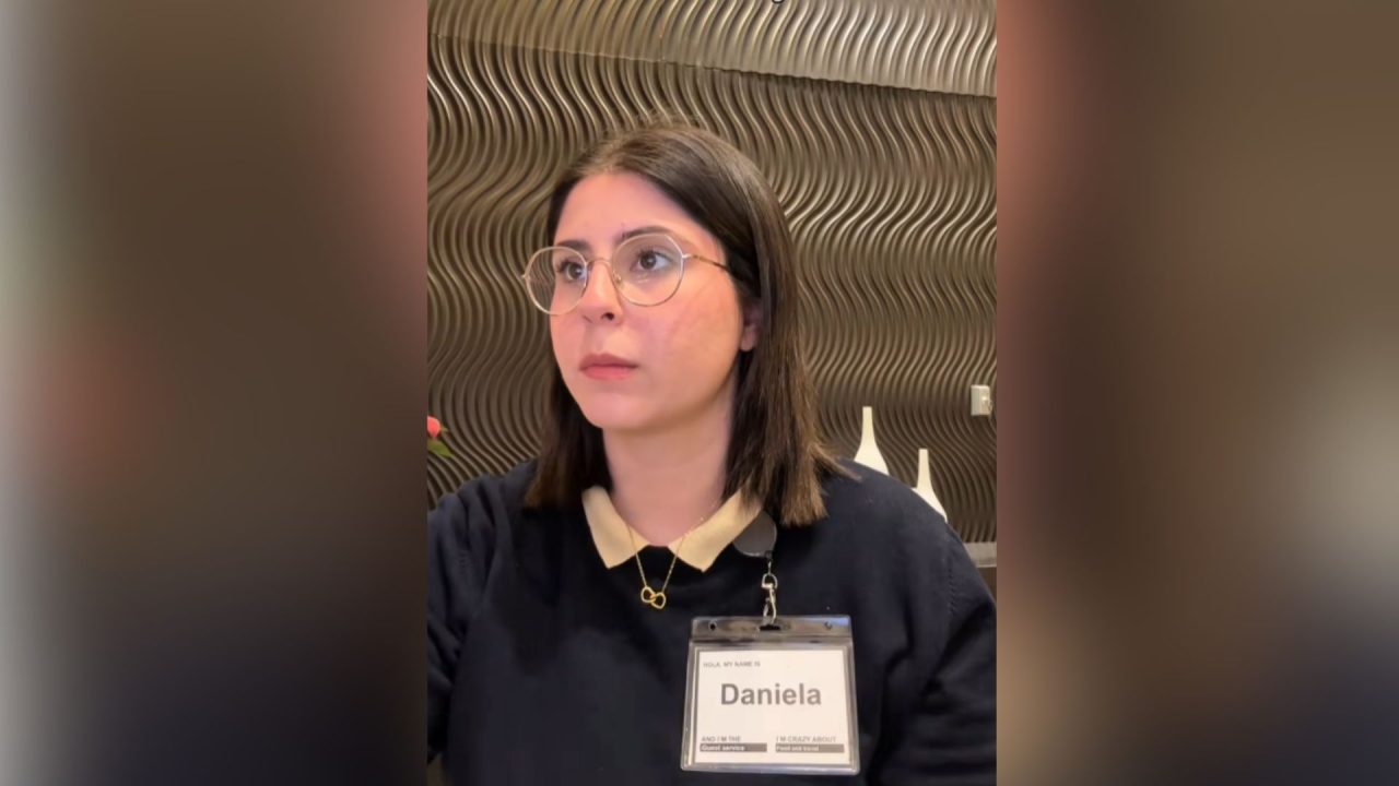 Dani, recepcionista de hotel: «Las primeras horas de mi turno de noche son las que más trabajo tengo