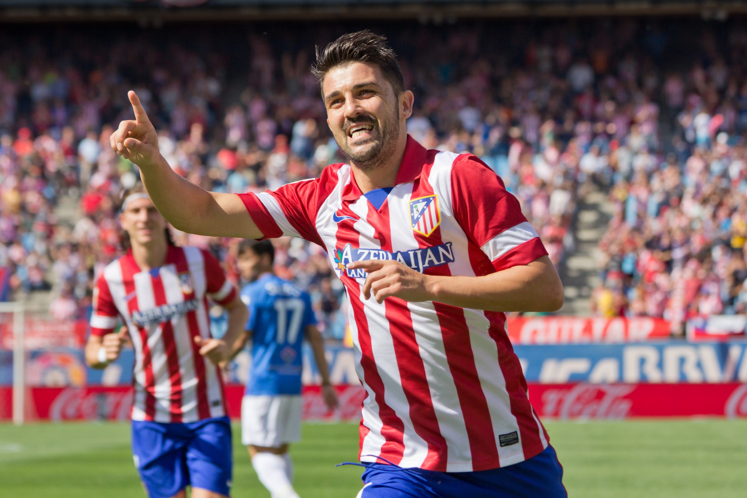 Un futbolista celebrando un gol, con una superposición gráfica de estadísticas de rendimiento mostrando datos de partidos, simbolizando el análisis profundo de los resultados.