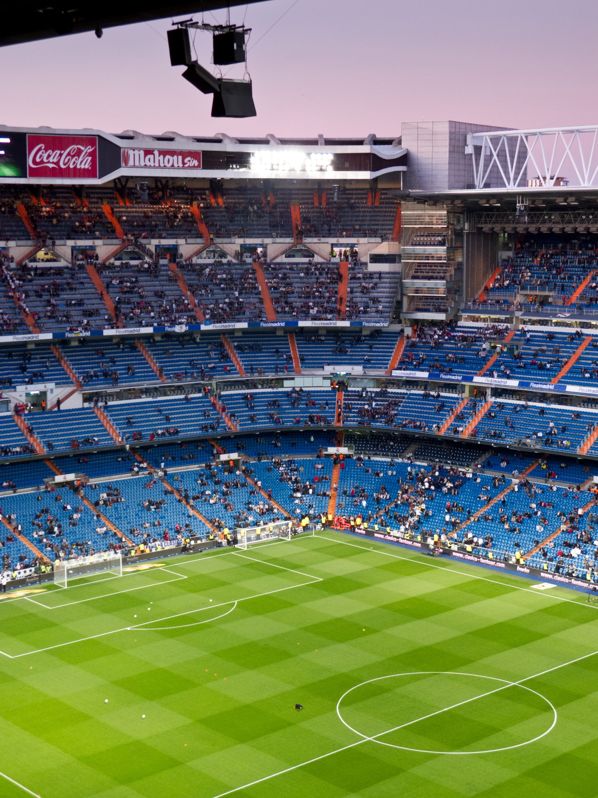 Jugadores del Real Madrid y Atlético de Madrid preparándose para un derbi en el Santiago Bernabéu