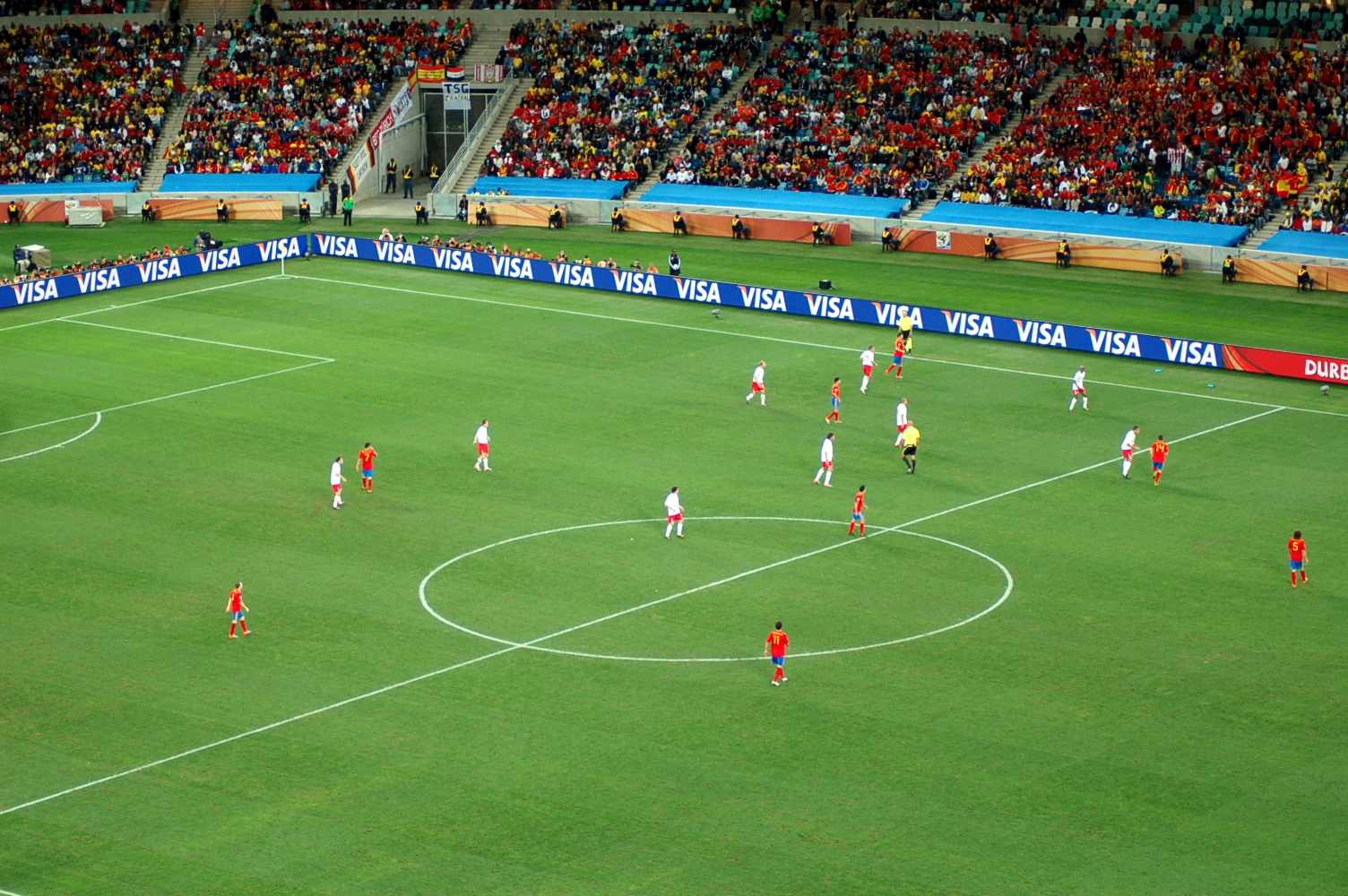 Jugadores españoles celebrando un gol, con un estilo que evoca el tiki-taka.