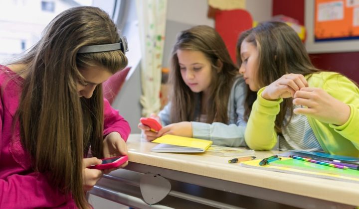 Estudio revela resultados mixtos de la prohibición de celulares en escuelas de EE. UU.