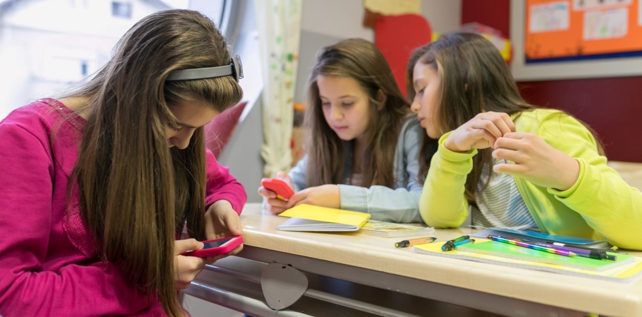 Estudio revela resultados mixtos de la prohibición de celulares en escuelas de EE. UU.