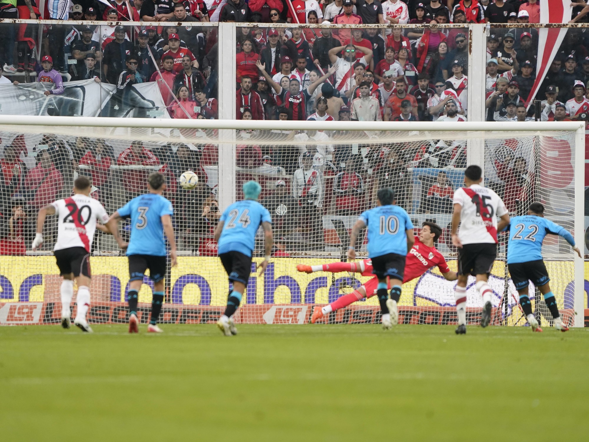 Jugadores de Belgrano celebran la victoria y el título del Torneo Apertura contra River Plate