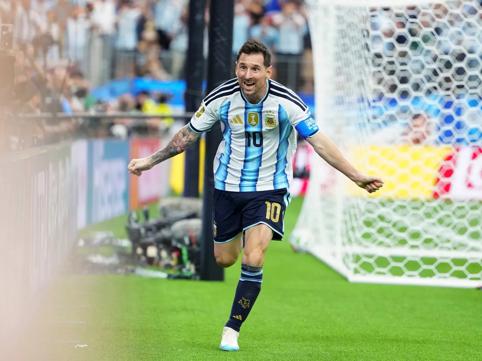 Lionel Messi celebra un gol con la Selección Argentina en el Mundial.
