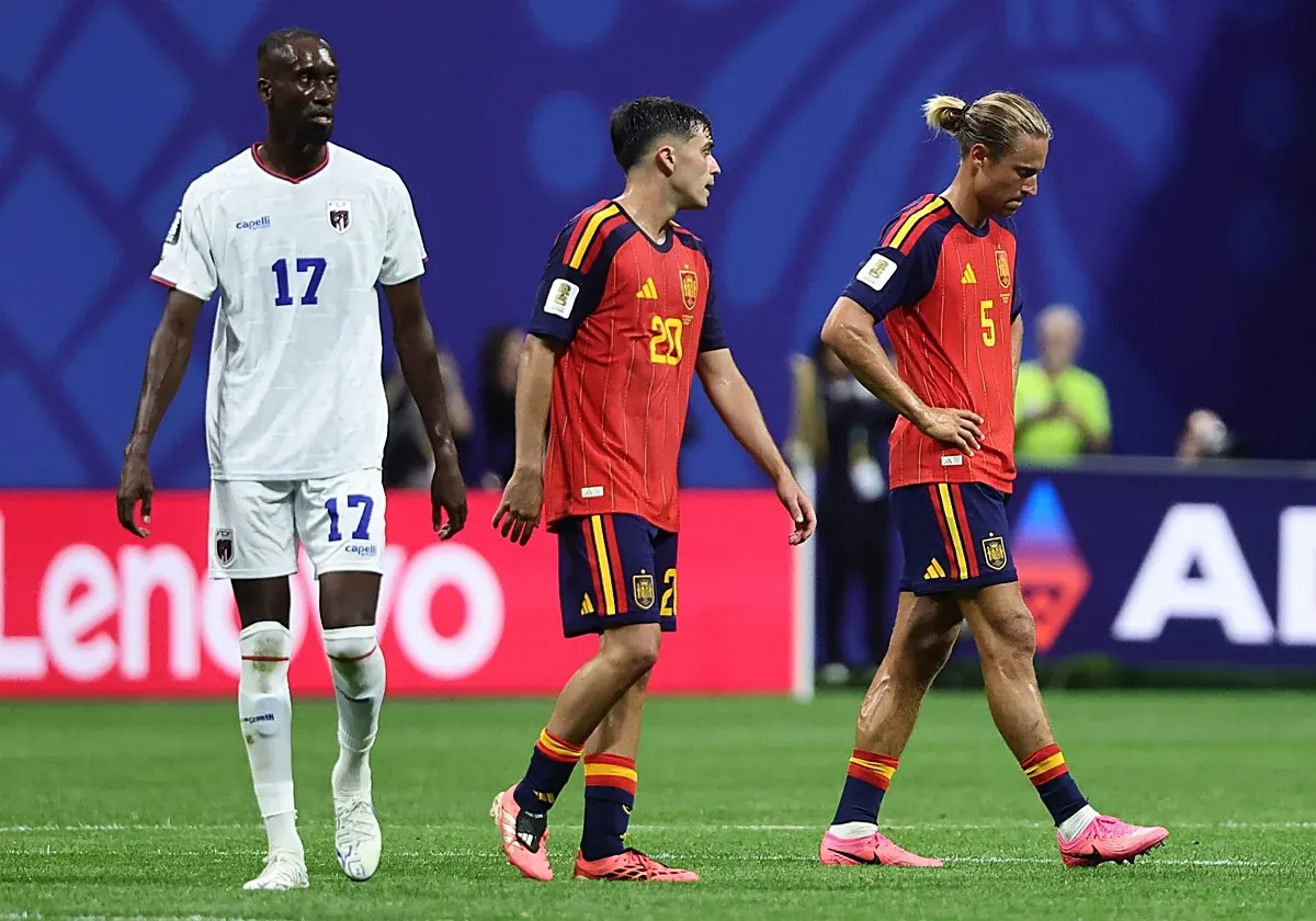 Jugadores de la selección española de fútbol compitiendo en un partido del Mundial 2026.