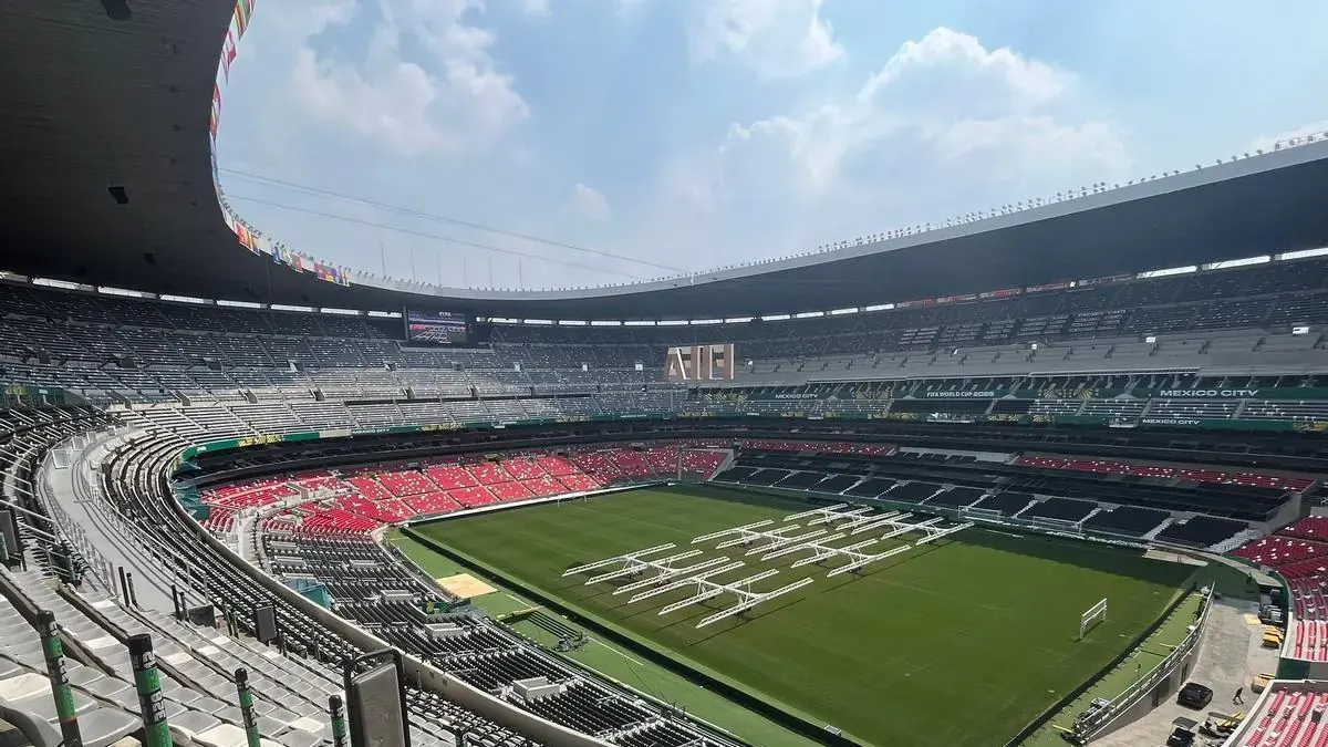 El Mundial 2026 no solo se vive en el césped, sino también en las alturas de estadios icónicos como el Estadio Azteca. Dos jóvenes españoles