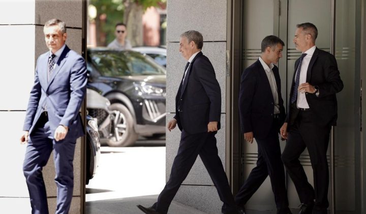 Zapatero, furioso por la vinculación de su nombre al rescate de Plus Ultra, según mensajes