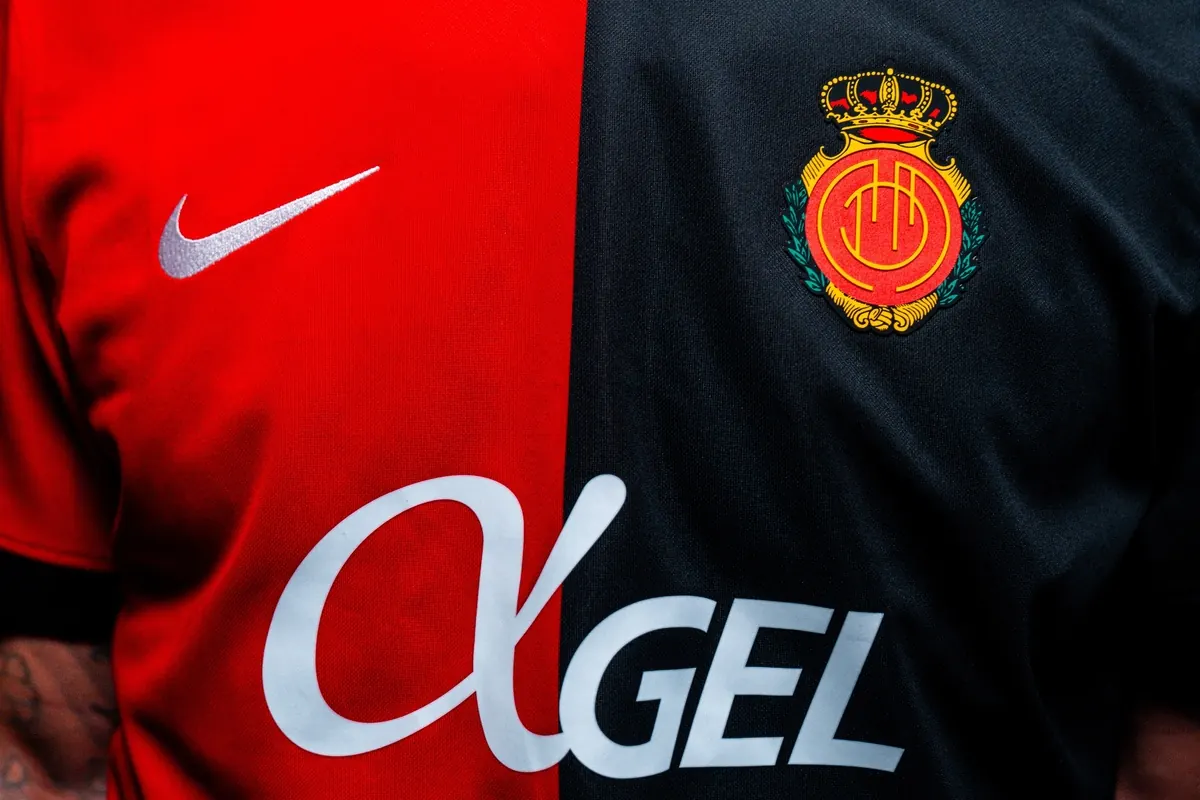 Jugadores del RCD Mallorca vistiendo la nueva equipación de local 2026/27.