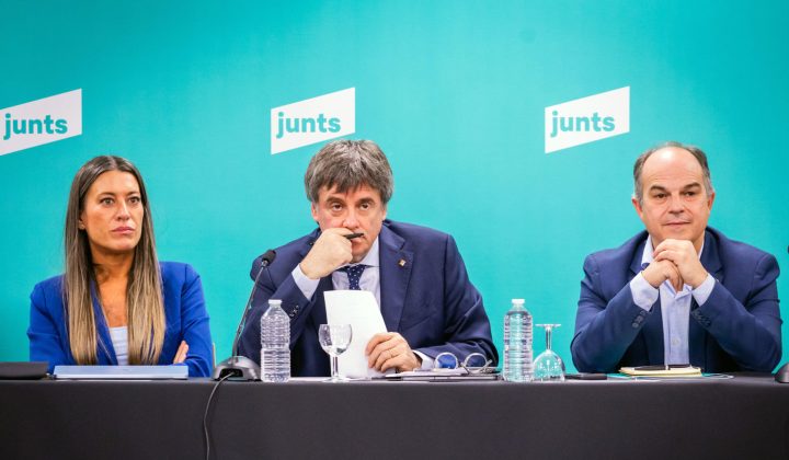 Junts desafía a Feijóo a negociar con Puigdemont en Waterloo para una moción de censura