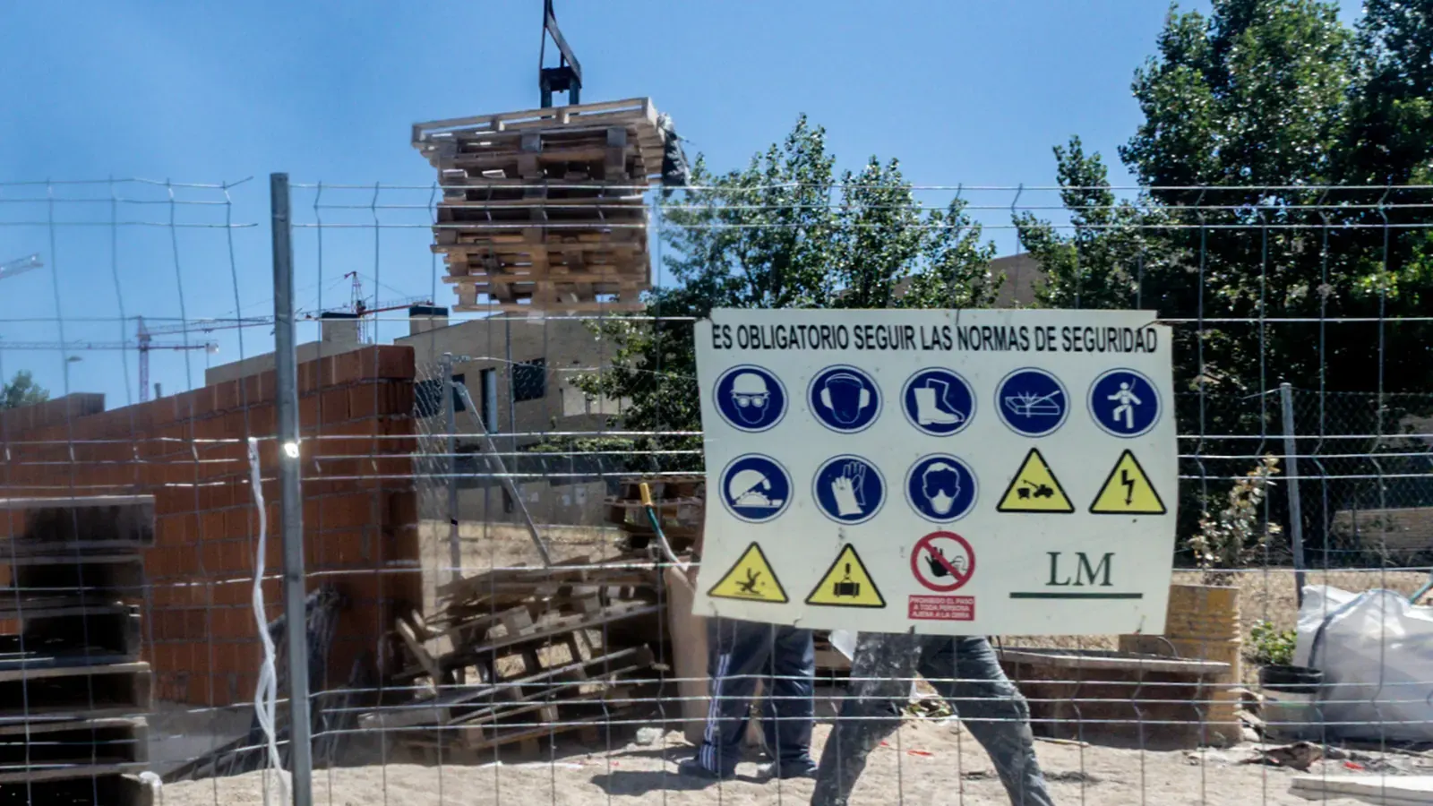 Bloque de viviendas modernas en construcción en España, reflejando la necesidad de oferta inmobiliaria.