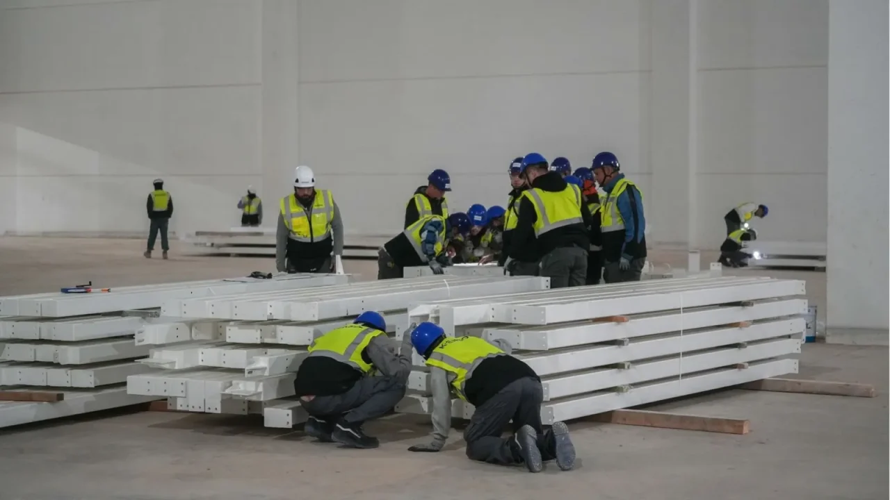 El éxodo de trabajadores cualificados: Rumanos y búlgaros dejan España, impactando la construcción