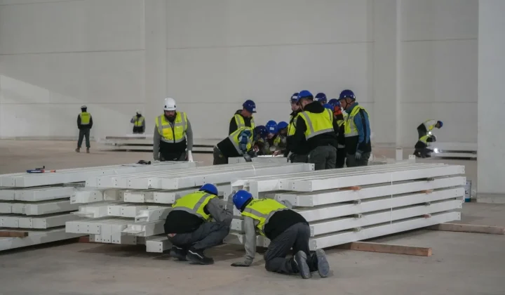 El éxodo de trabajadores cualificados: Rumanos y búlgaros dejan España, impactando la construcción