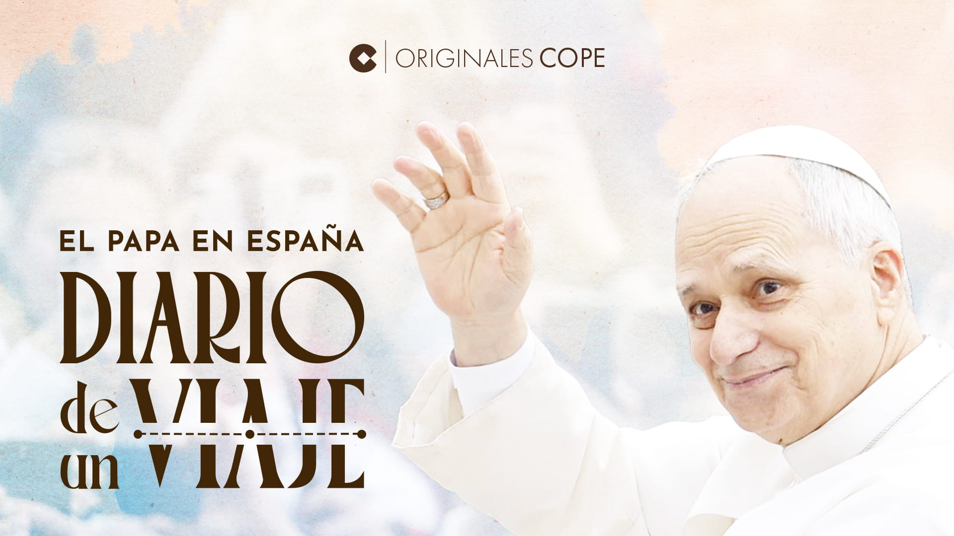 El Papa León XIV saludando a una multitud durante su visita a España.