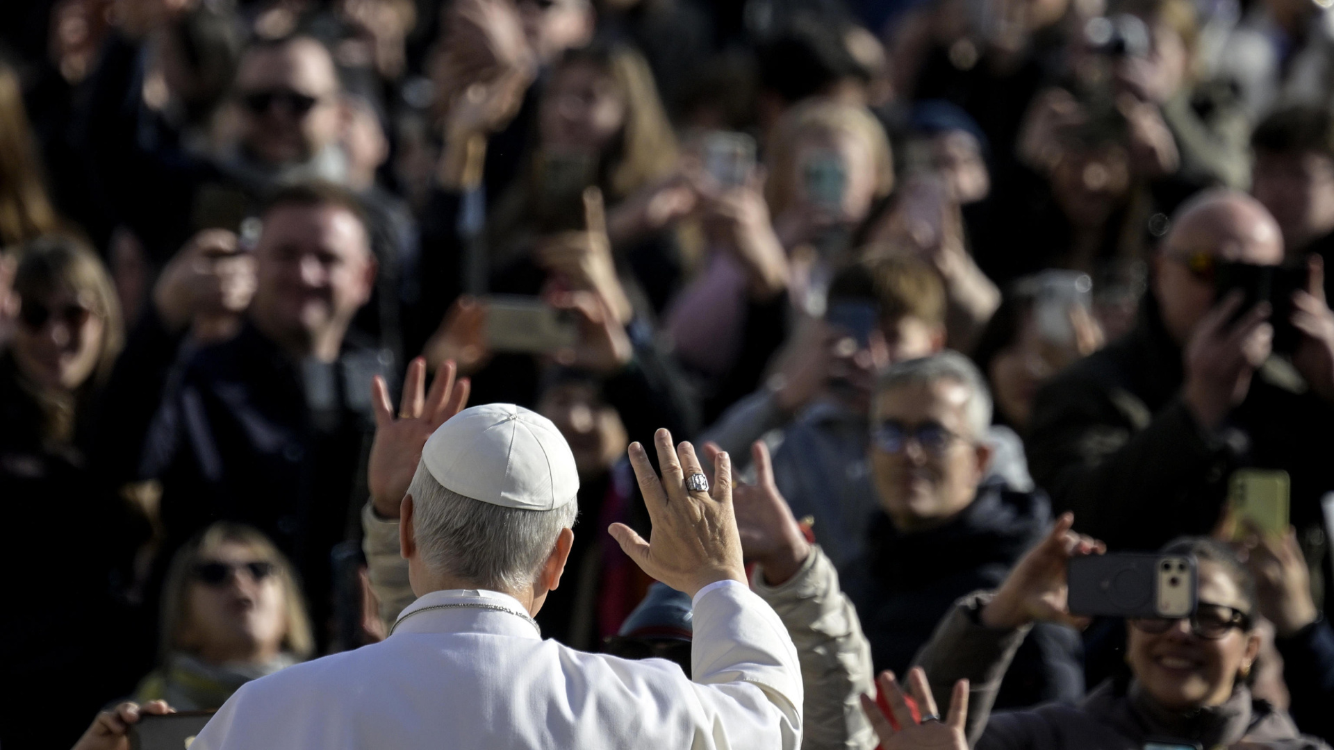 El Papa León XIV saludando durante su llegada a España.