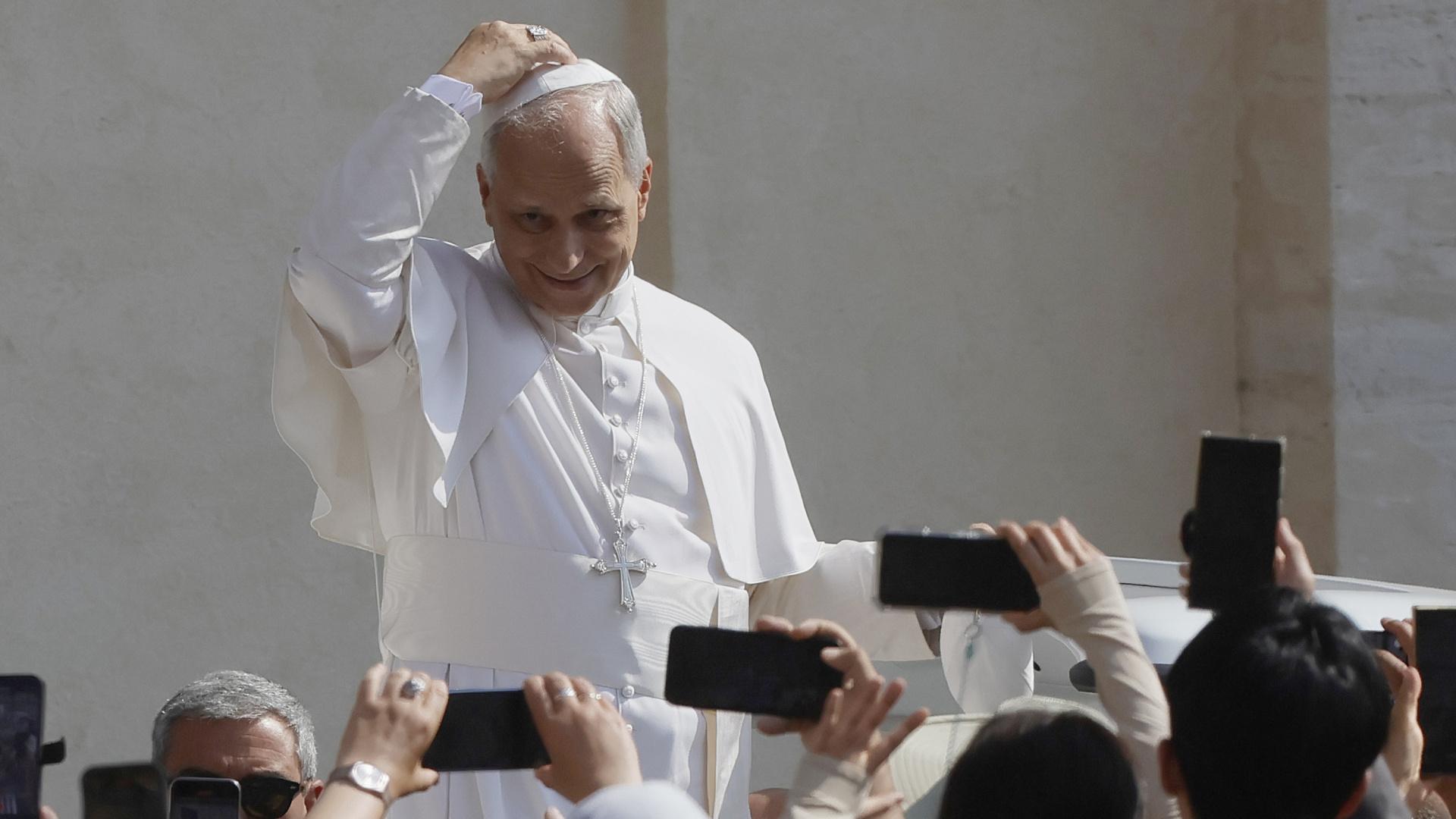 Papa León XIV llegando a España para su visita oficial.