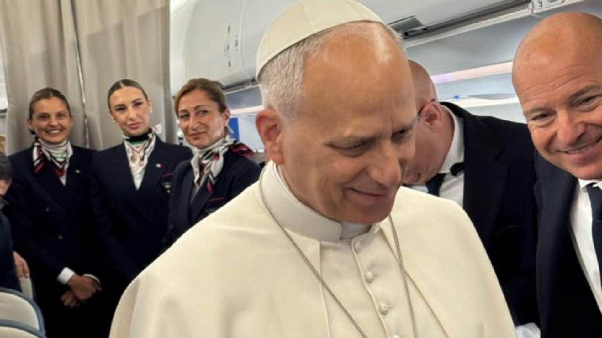 El Papa León XIV descendiendo de un avión en el aeropuerto.