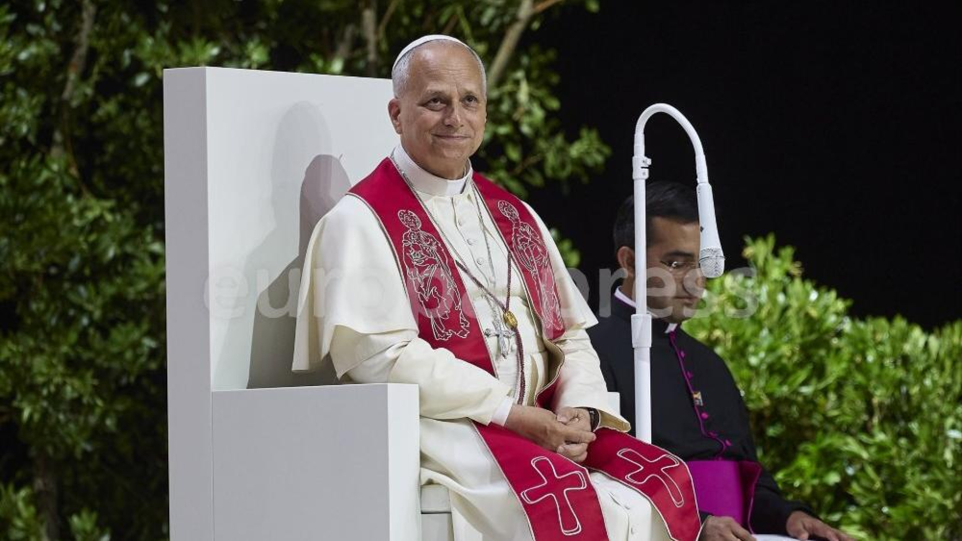El Papa León XIV dirigiéndose a miles de fieles en un gran evento.