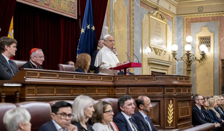 Zarzalejos contrasta la «aplastante moral del Papa» con la situación de Sánchez