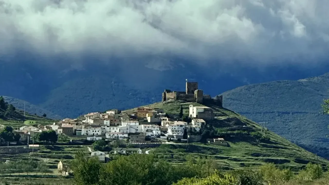 Enclavado en las faldas del Moncayo, Trasmoz, un pintoresco pueblo aragonés, es conocido no solo por las historias de brujería que inspiraro