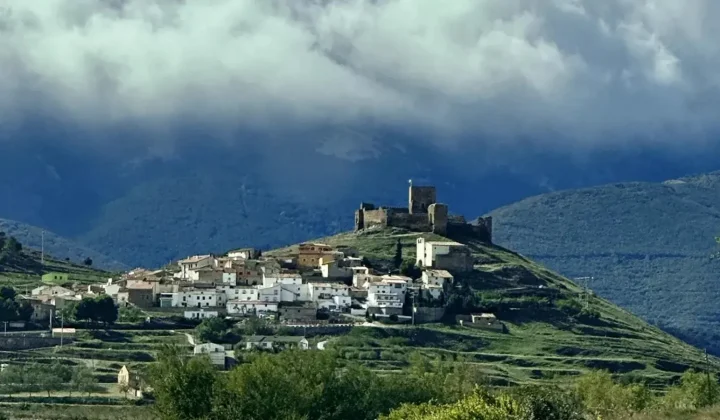 Enclavado en las faldas del Moncayo, Trasmoz, un pintoresco pueblo aragonés, es conocido no solo por las historias de brujería que inspiraro