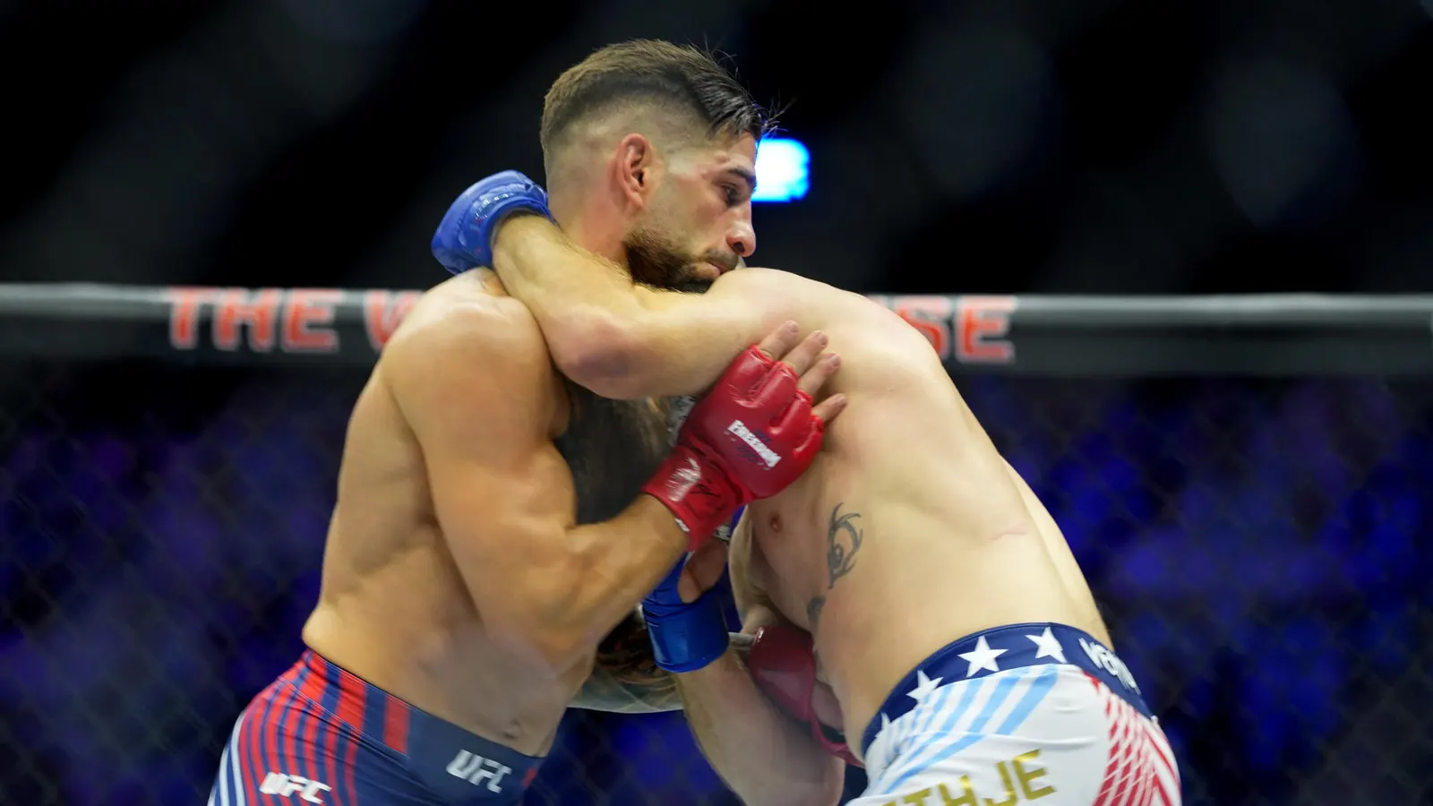 El luchador de UFC Ilia Topuria con el rostro visiblemente afectado tras un combate.