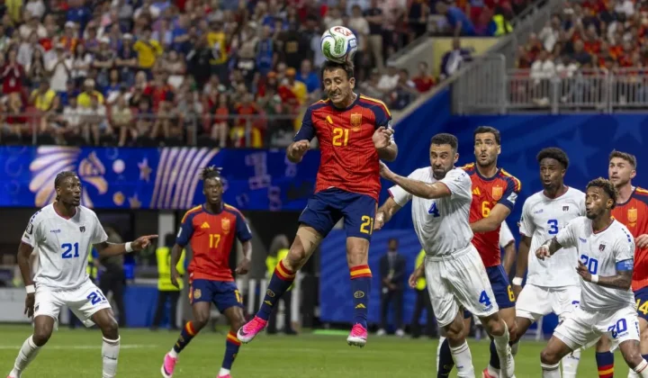 La selección española se enfrenta a un partido decisivo contra Uruguay esta madrugada, un duelo que determinará el liderato del grupo en la