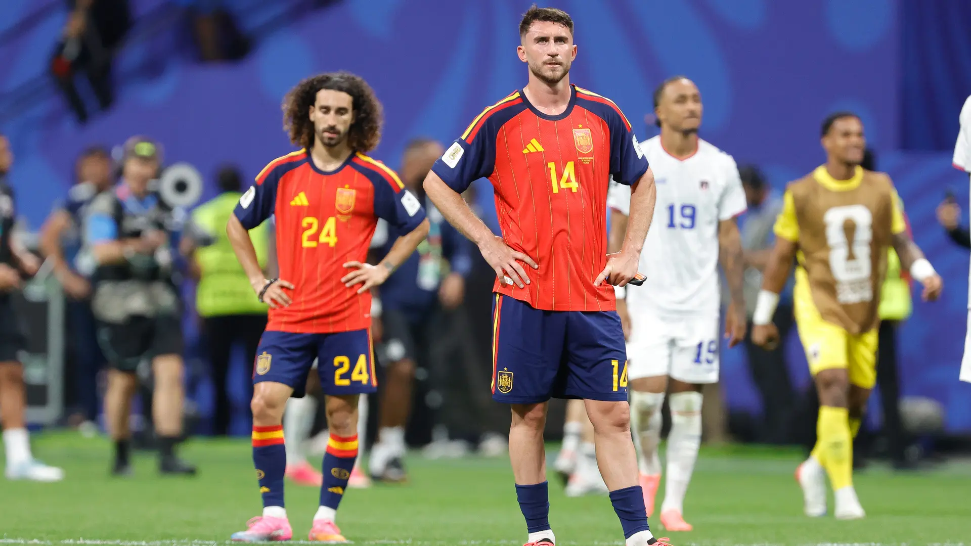 Jugadores de la selección española con expresión de determinación.