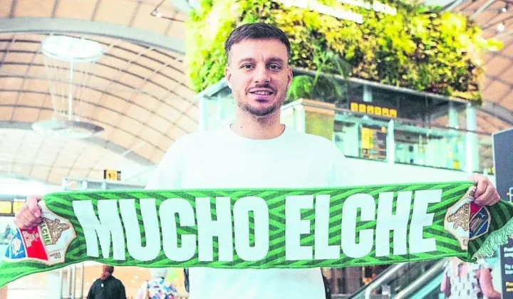 Martín Anselmi, la reciente incorporación como entrenador del Elche CF, ha revelado una anécdota que subraya su profunda admiración por el f