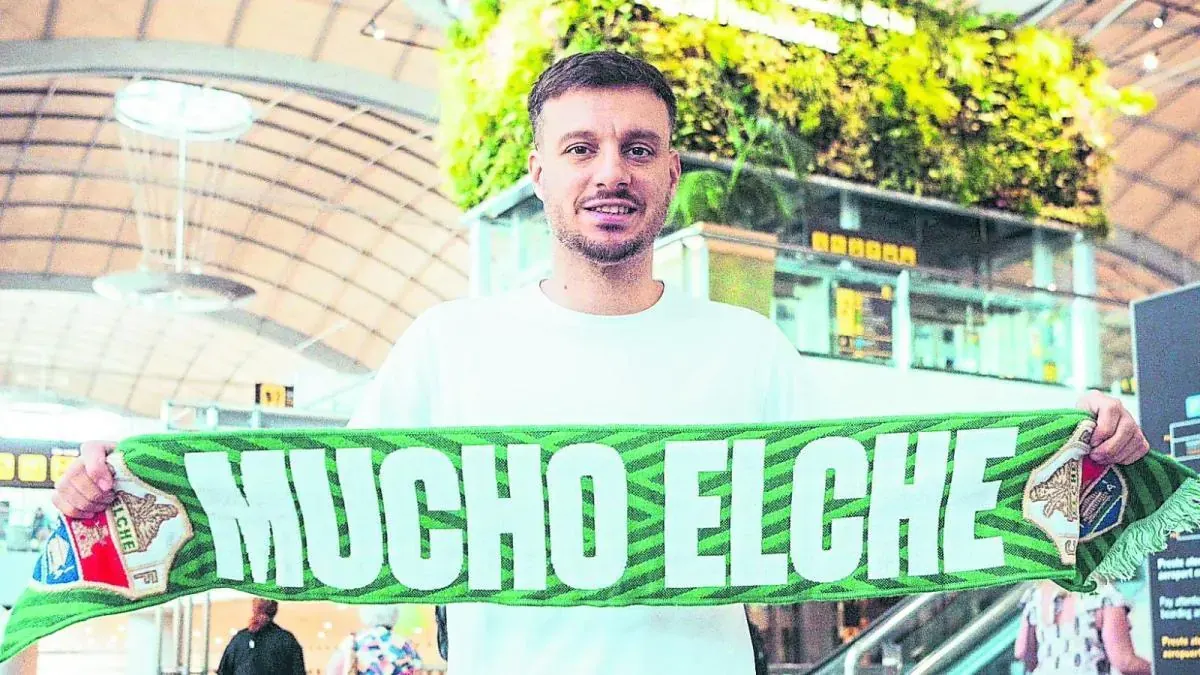 Martín Anselmi, la reciente incorporación como entrenador del Elche CF, ha revelado una anécdota que subraya su profunda admiración por el f