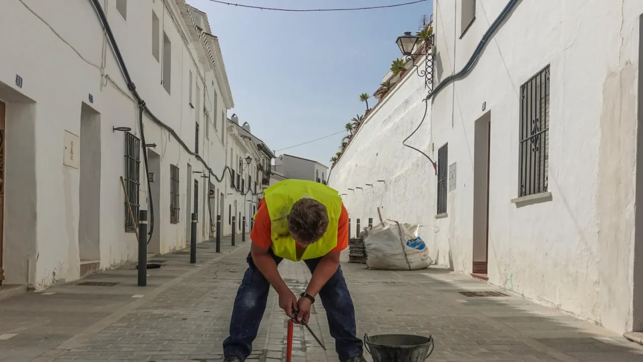 La llegada de la primera ola de calor del verano está teniendo consecuencias directas y notables en el ámbito laboral español, yendo más all