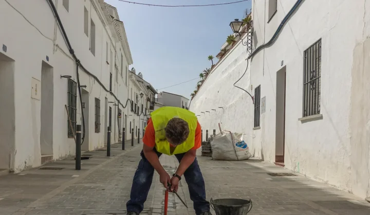 La llegada de la primera ola de calor del verano está teniendo consecuencias directas y notables en el ámbito laboral español, yendo más all