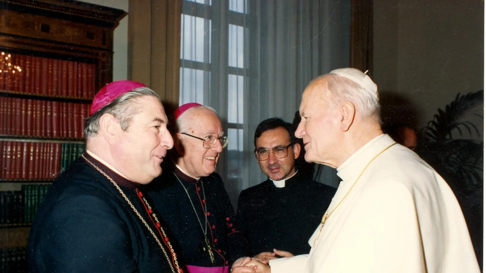 El Papa Juan Pablo II arrodillado ante la Virgen de la Cinta en Huelva.