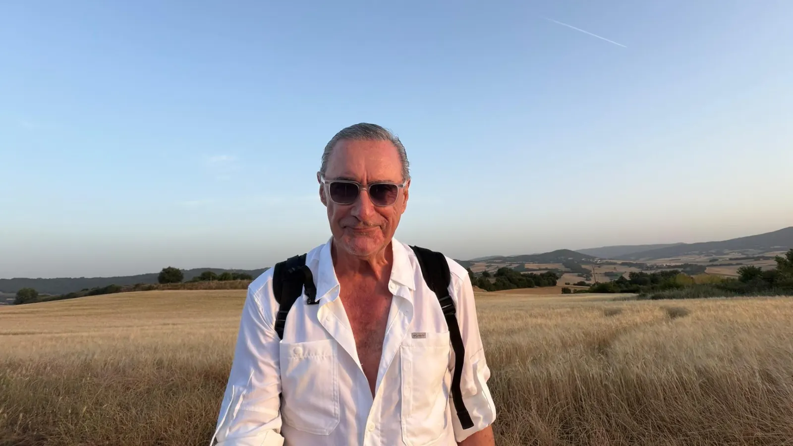 Carlos Herrera posa sonriente mientras camina por una ruta del Camino de Santiago