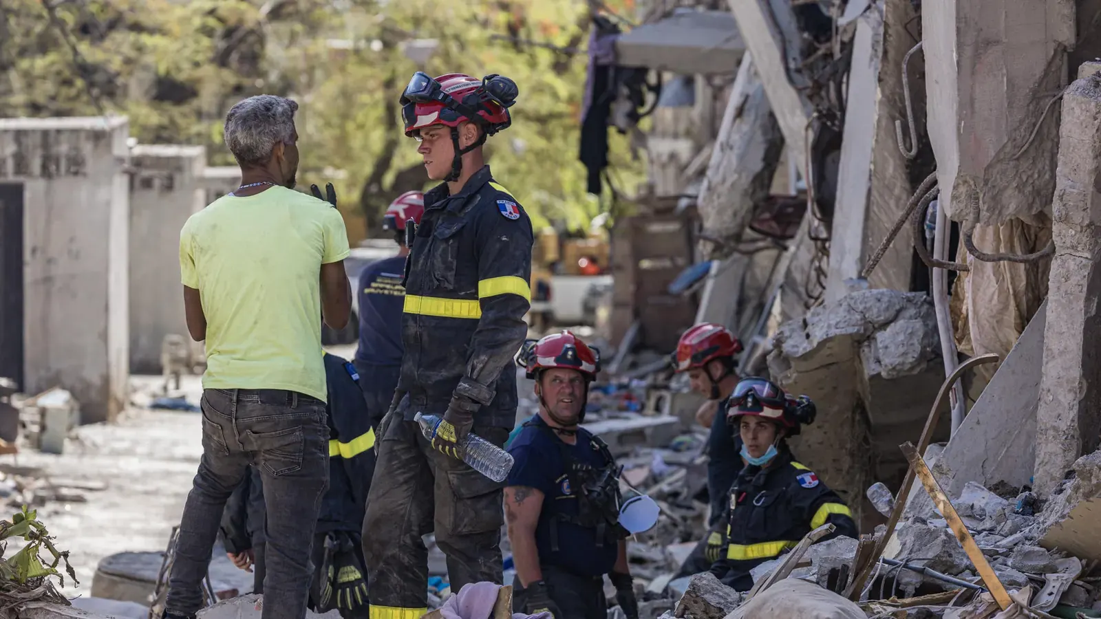 Miembros de la Unidad Militar de Emergencias (UME) de España colaboran en las labores de rescate en una zona devastada por los terremotos en Venezuela.