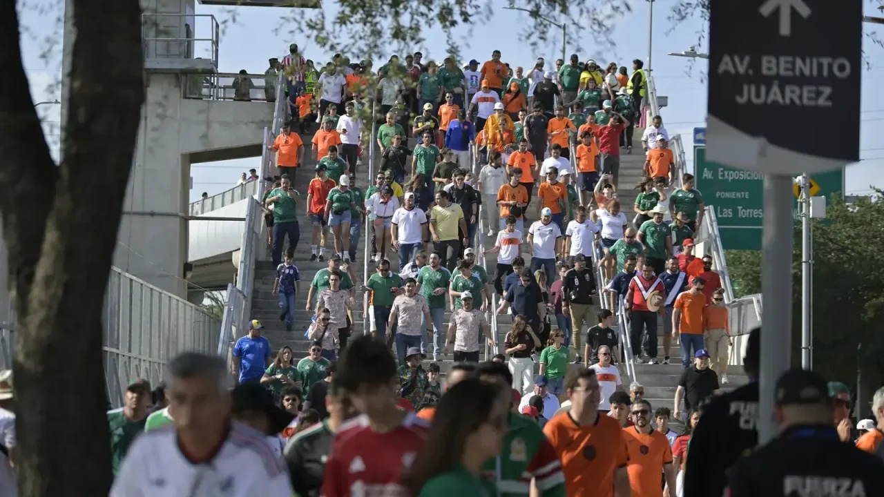 Polémica en Monterrey: Regalan cerveza gratis durante el Mundial 2026 en medio de escasez de agua
