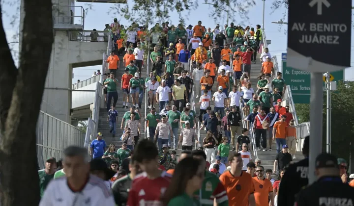 Polémica en Monterrey: Regalan cerveza gratis durante el Mundial 2026 en medio de escasez de agua