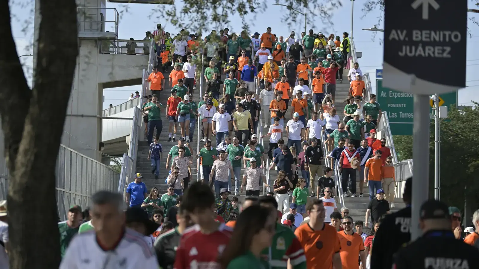 Aficionados reciben cerveza gratuita en eventos del Mundial 2026 en Monterrey, México.