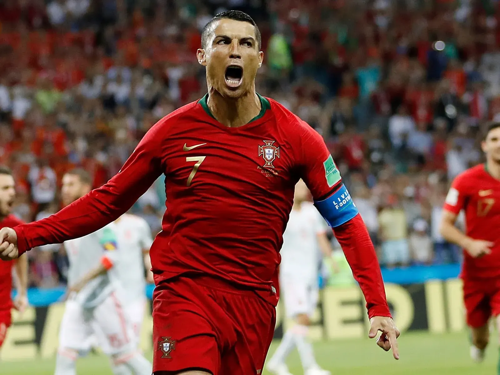 Jugadores de Portugal y República Democrática del Congo en el campo de juego durante un partido.