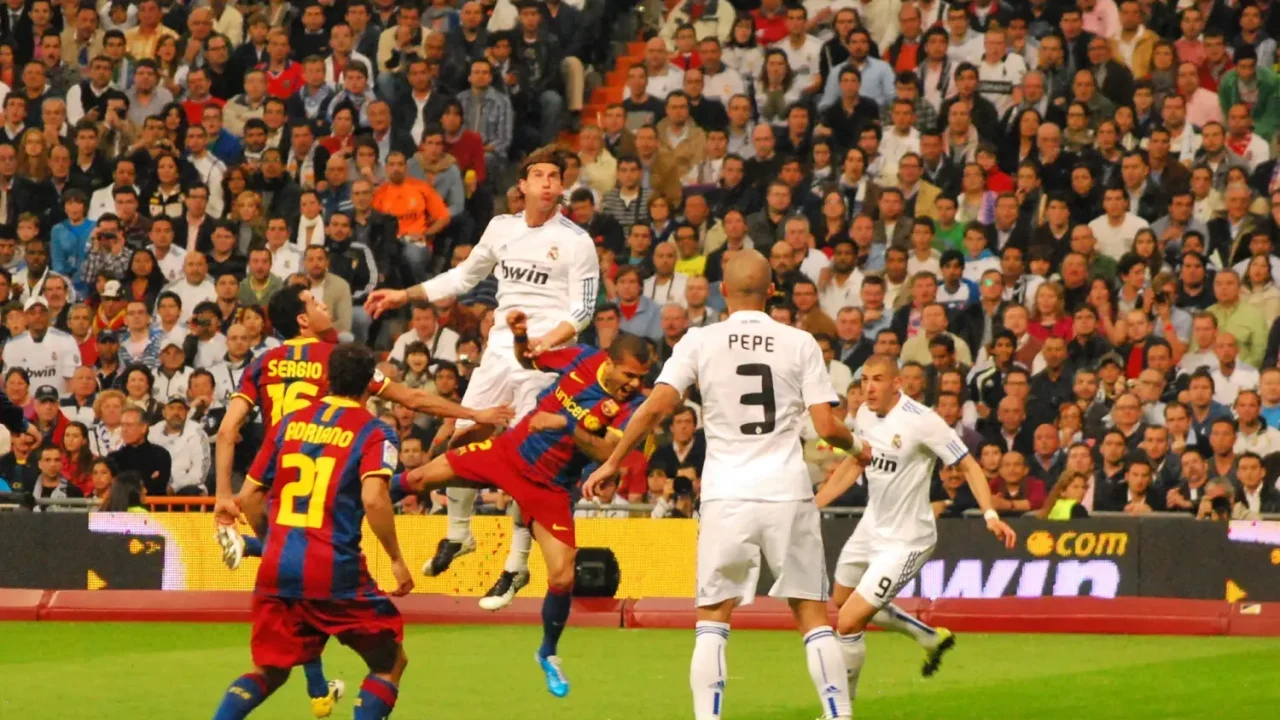 El Clásico: Espejo de Identidades y Tensions en el Fútbol Español