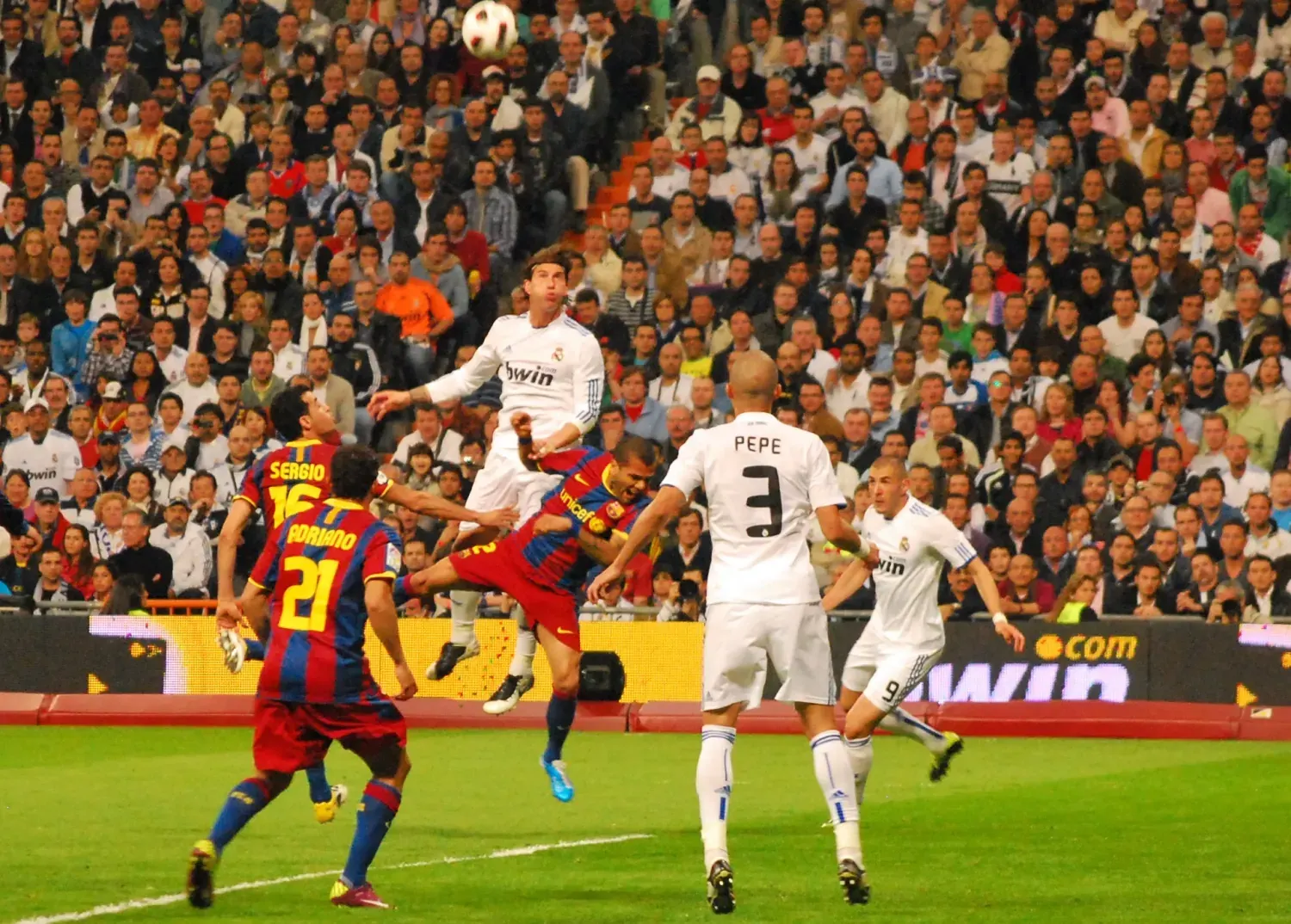 Aficionados de Real Madrid y Barcelona en un partido de El Clásico
