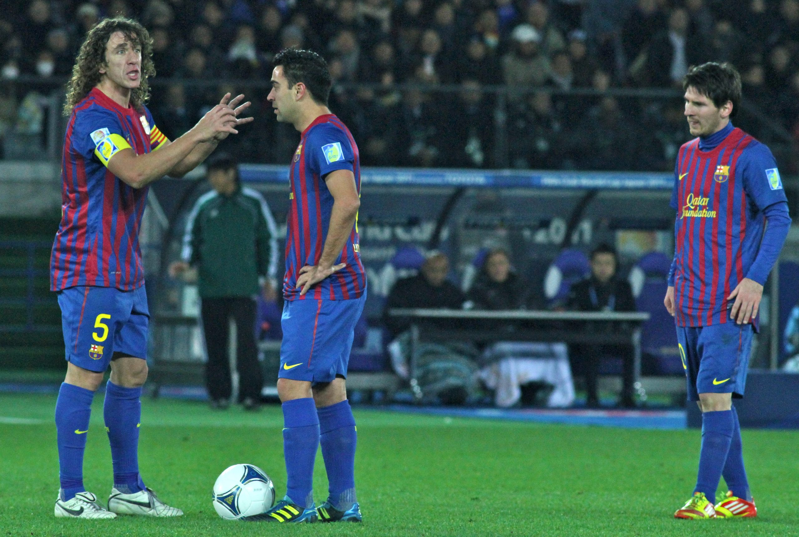 Xavi Hernández dirigiendo al FC Barcelona desde el banquillo