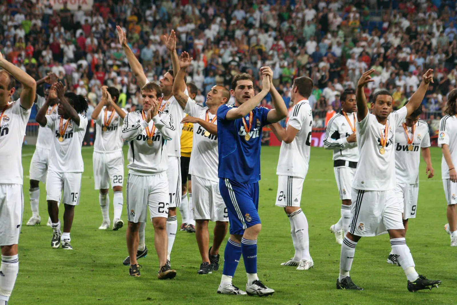 Jugadores del Real Madrid celebrando un gol o victoria.
