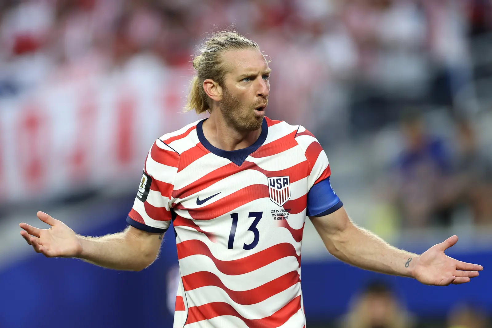 El capitán de Estados Unidos, Tim Ream, posa con el brazalete de capitán durante un partido del Mundial 2026.