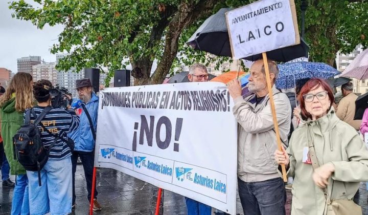 Asturias Laica protesta por la presencia de políticos en la bendición de aguas en Gijón